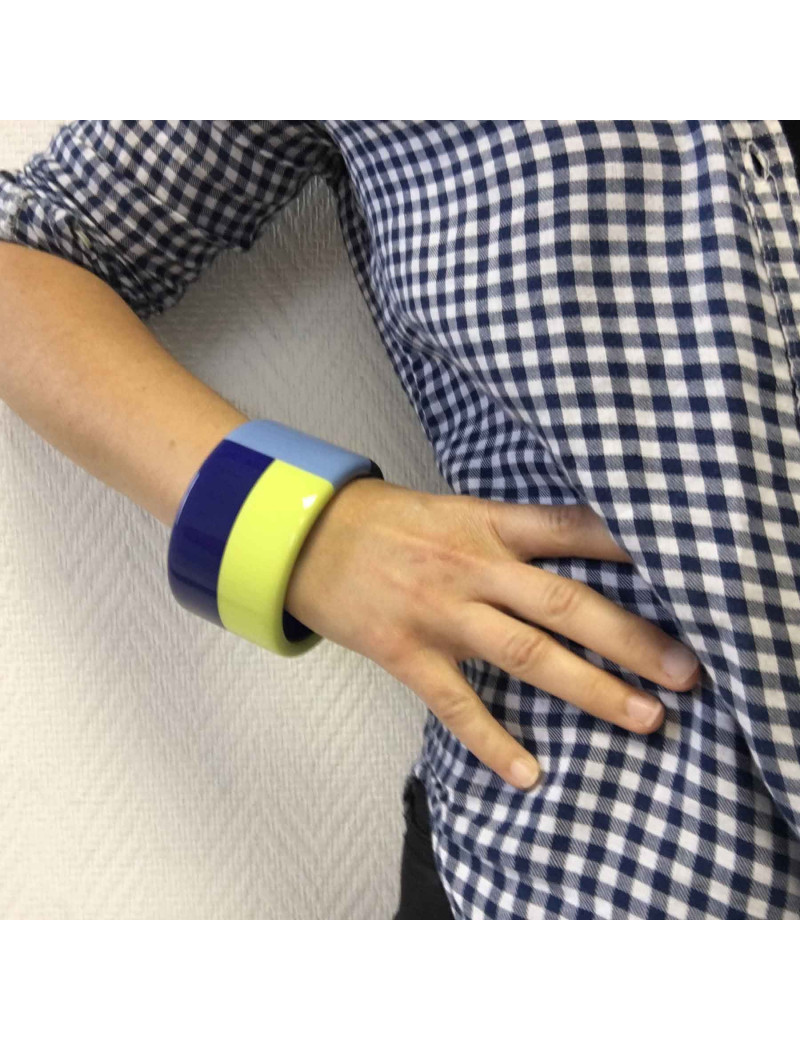 Bracelet manchette HERMES en bois laqué bleu et jaune
