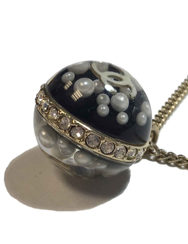 Collier pendentif CHANEL boule CC inclusion de perles nacrées