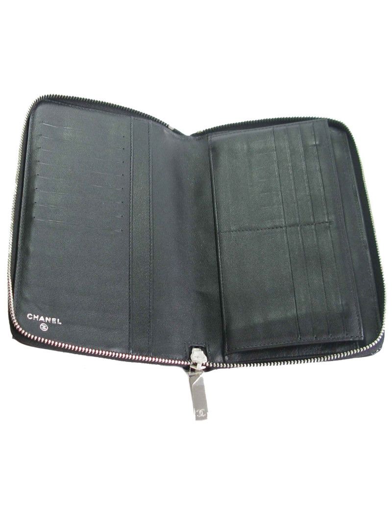 Portefeuille pochette CHANEL zippée en cuir verni noir matelassé