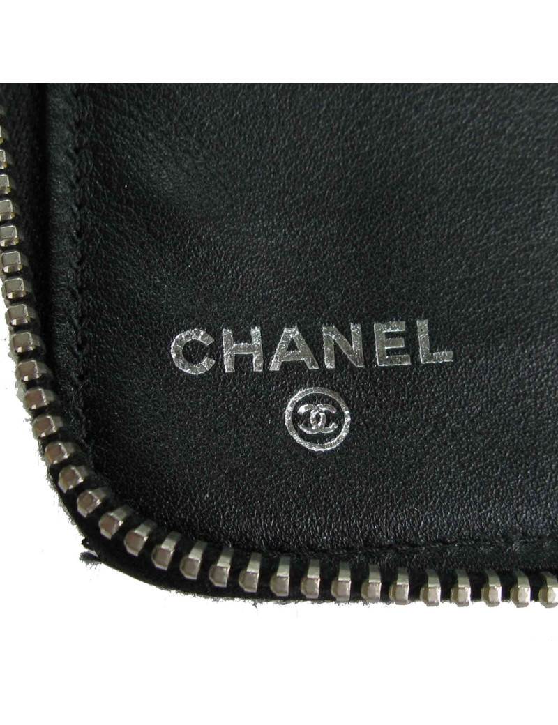 Portefeuille pochette CHANEL zippée en cuir verni noir matelassé