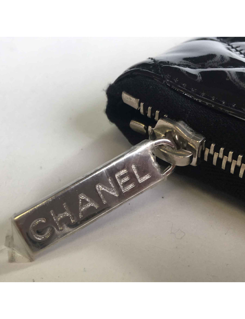 Portefeuille pochette CHANEL zippée en cuir verni noir matelassé