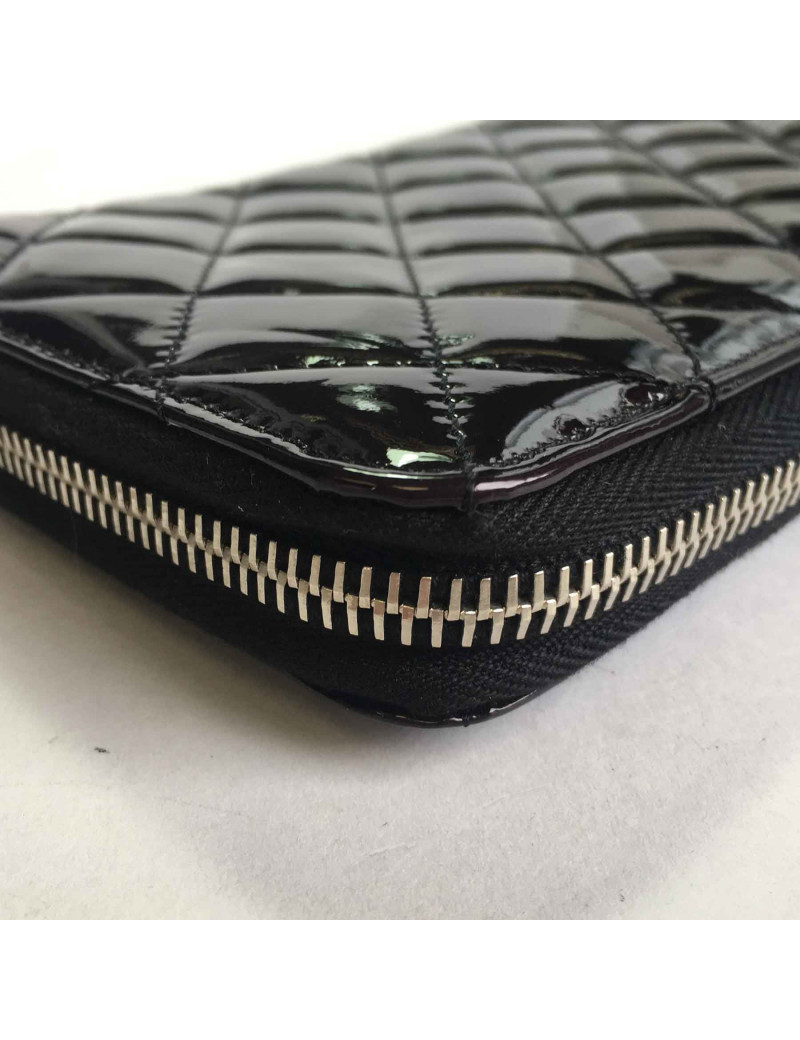 Portefeuille pochette CHANEL zippée en cuir verni noir matelassé