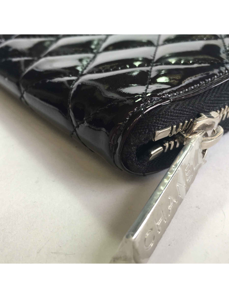 Portefeuille pochette CHANEL zippée en cuir verni noir matelassé
