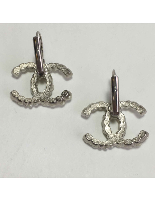 Boucles d'oreilles clous CHANEL perlés
