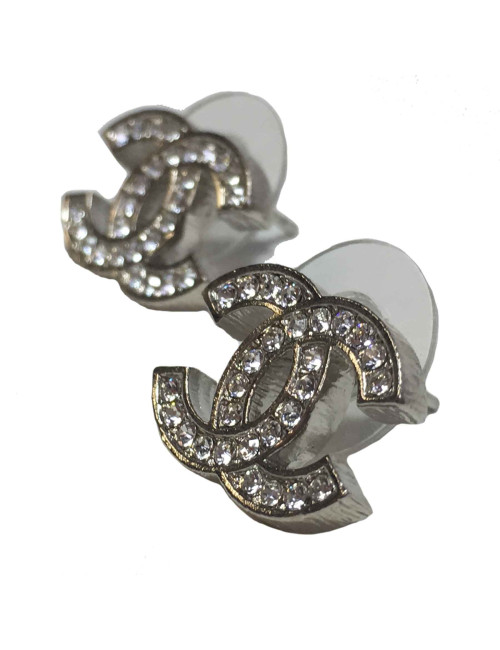 Boucles d'oreille clous CHANEL CC en métal argenté et strass