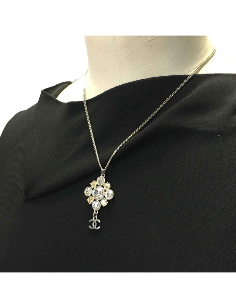 Collier CHANEL avec pendentif bijou strassé et cc