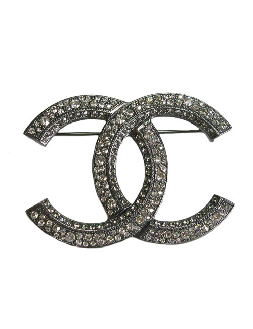 Broche CHANEL double C en métal argenté et strass