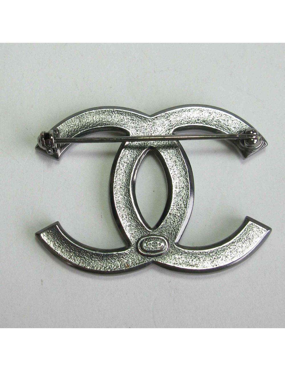 Broche CHANEL double C en métal argenté et strass