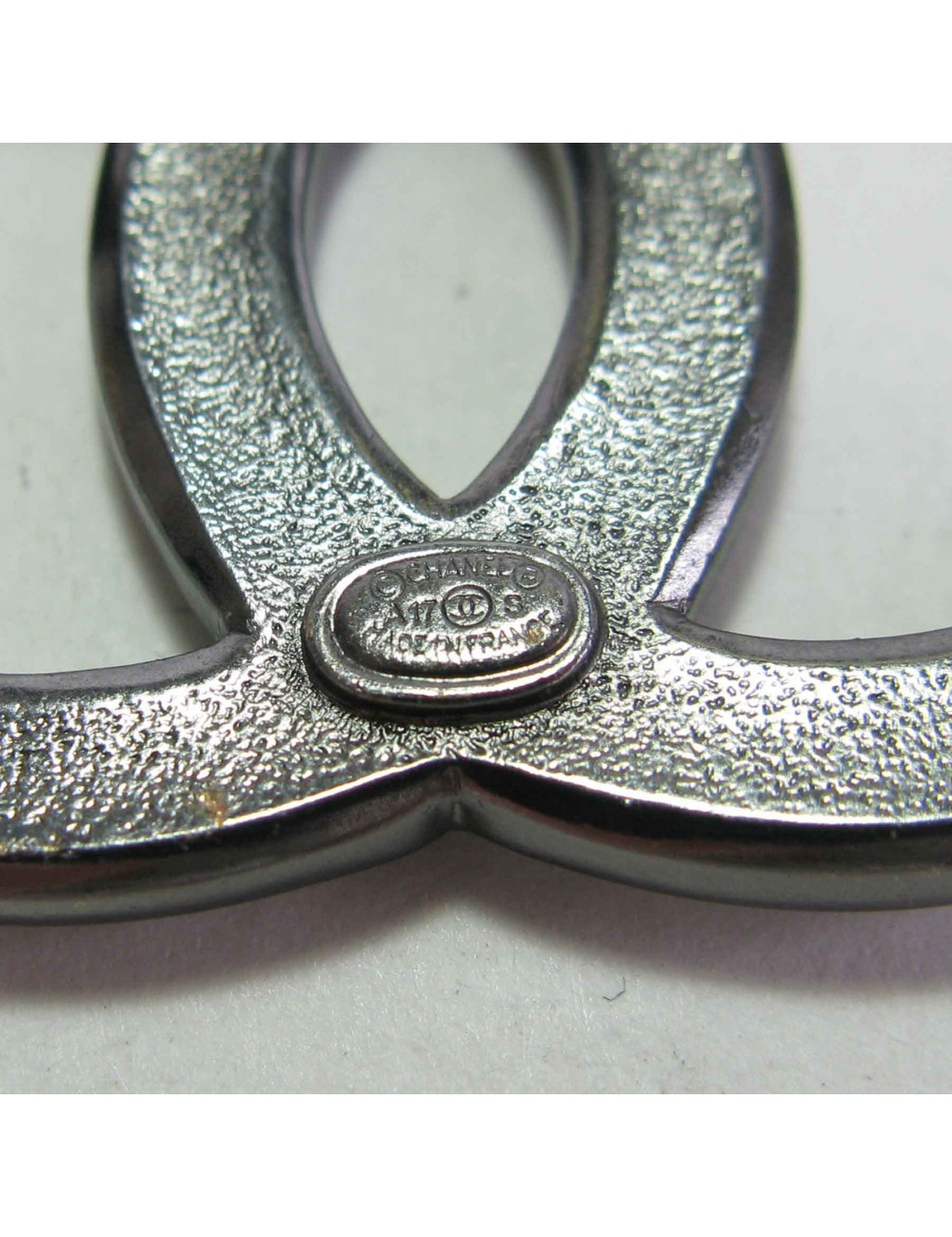 Broche CHANEL double C en métal argenté et strass