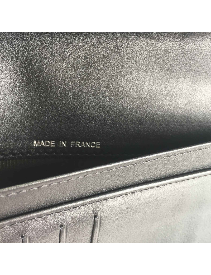 Portefeuille pochette CHANEL zippée en cuir verni noir matelassé