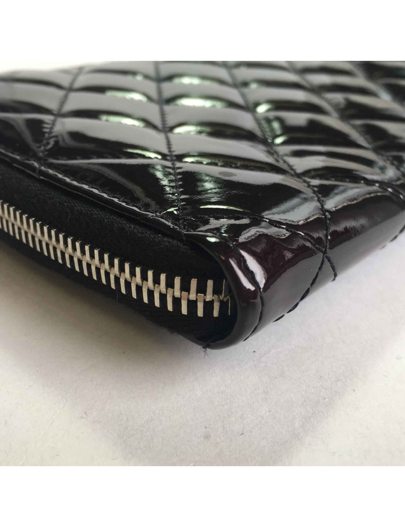 Portefeuille pochette CHANEL zippée en cuir verni noir matelassé