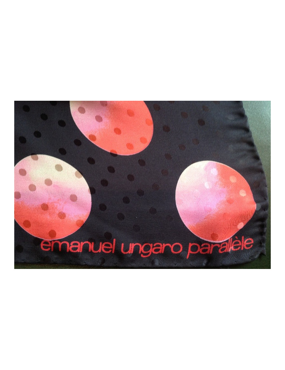 Foulard EMANUEL UNGARO PARALLELE en soie noire imprimée