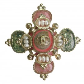 Broche croix CHANEL surmontée d'une coquille d'escargot en métal doré, strass, perles nacrées