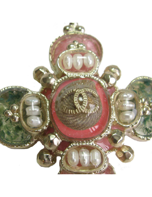 xxx Broche croix CHANEL surmontée d'une carapace d'escargot  en métal doré, strass, perles nacrées
