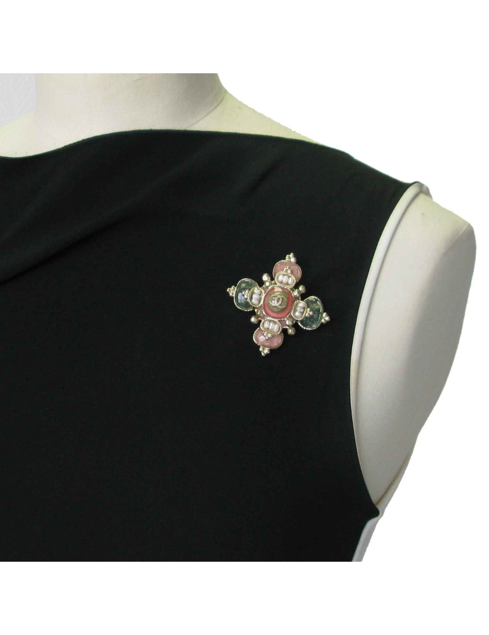 CHANEL cross brooch in gilded metal, molten glass, shell and freshwater pearls