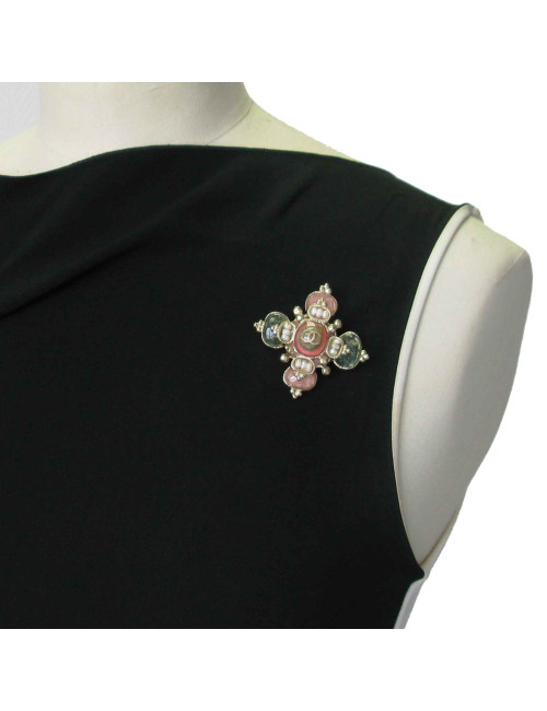xxx Broche croix CHANEL surmontée d'une carapace d'escargot  en métal doré, strass, perles nacrées