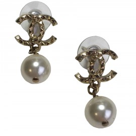 2017 Boucles d'oreille clous pendantes CHANEL CC en métal doré et perle nacrée