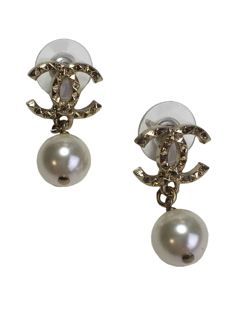 Boucles d'oreille clous pendantes CHANEL CC en métal doré et perle nacrée