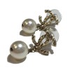 Boucles d'oreille clous pendantes CHANEL CC en métal doré et perle nacrée