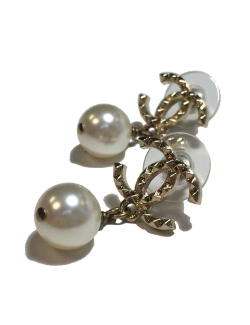 Boucles d'oreille clous pendantes CHANEL CC en métal doré et perle nacrée
