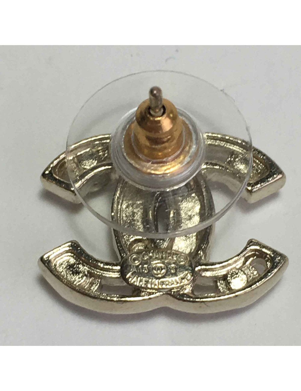 Boucles d'oreilles clous chanel perles nacrées et métal doré à l'or fin