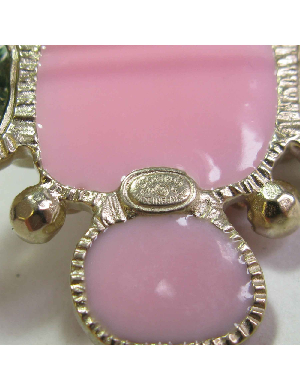 Broche croix CHANEL SURMONTÉE D'UNE CARAPACE D'ESCARGOT