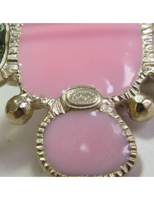 xxx Broche croix CHANEL surmontée d'une carapace d'escargot  en métal doré, strass, perles nacrées