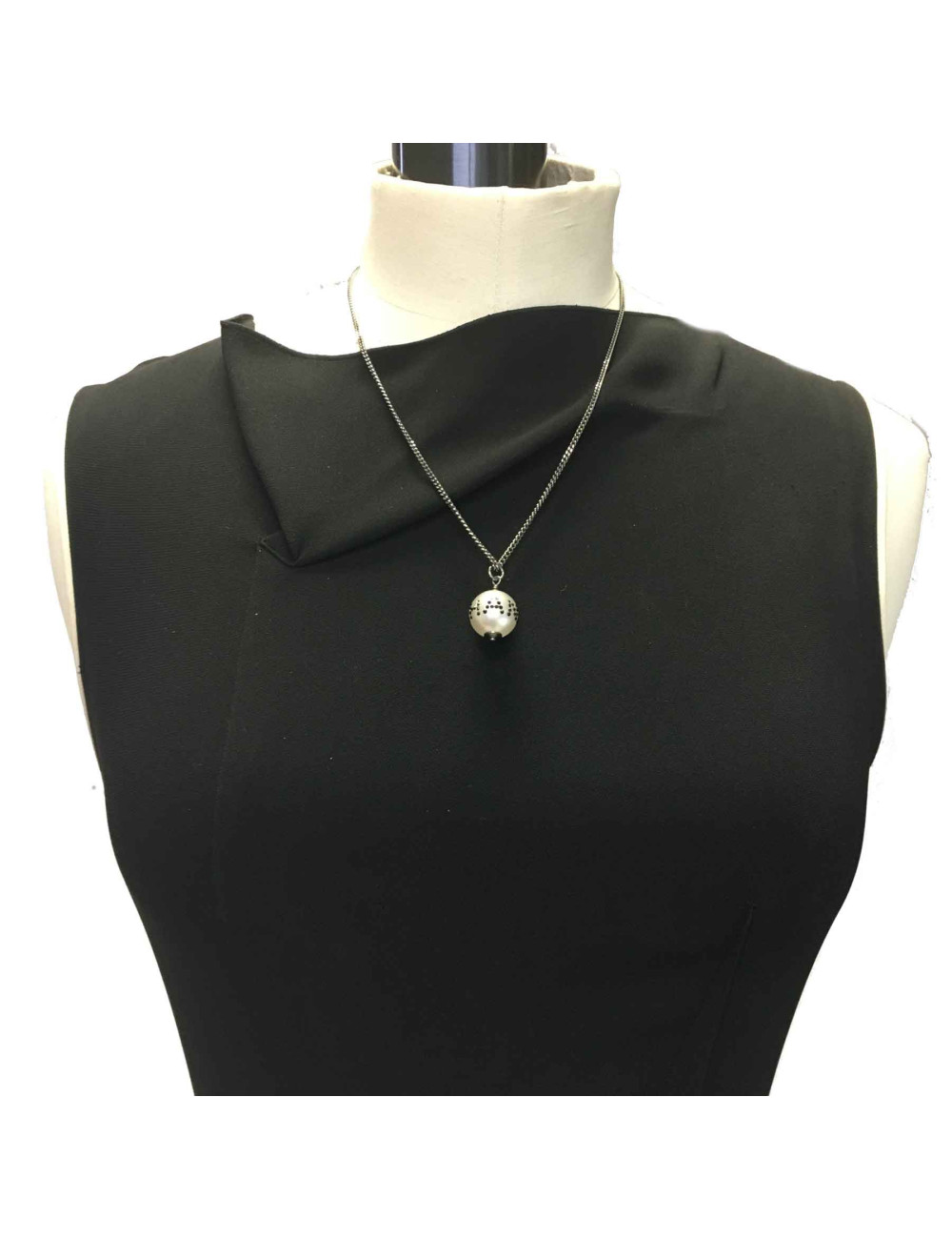 Collier CHANEL ruthénium et boule Chanel nacrée