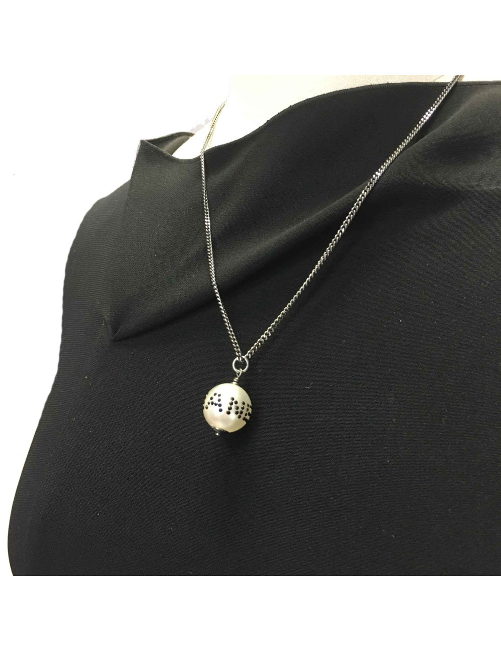 Collier CHANEL ruthénium et boule Chanel nacrée