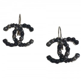 CHANEL CC stud earrings with black and silver gray pearls