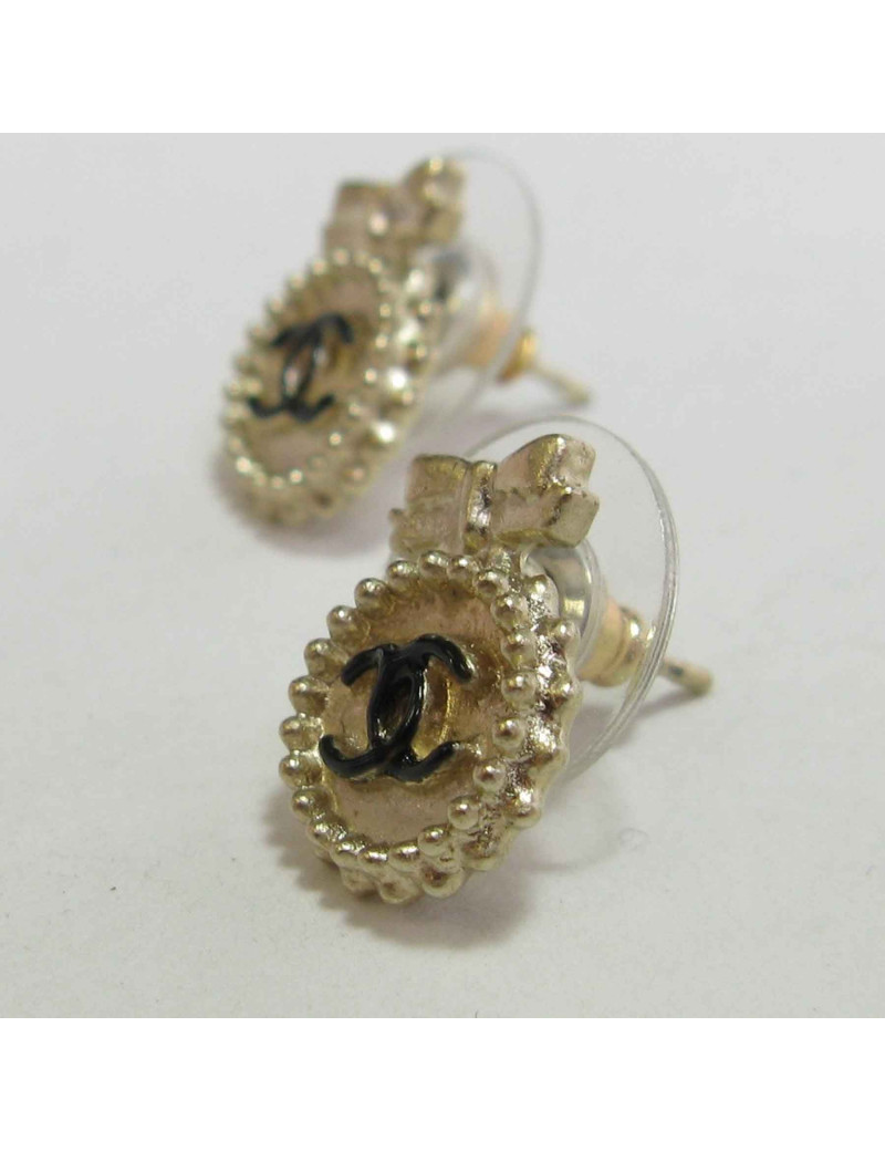 Boucles d'oreilles clous CHANEL en métal doré petit CC noir