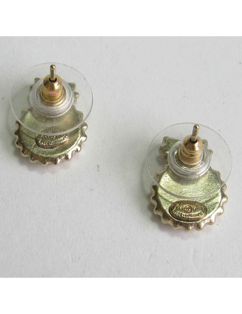 Boucles d'oreilles clous CHANEL en métal doré petit CC noir