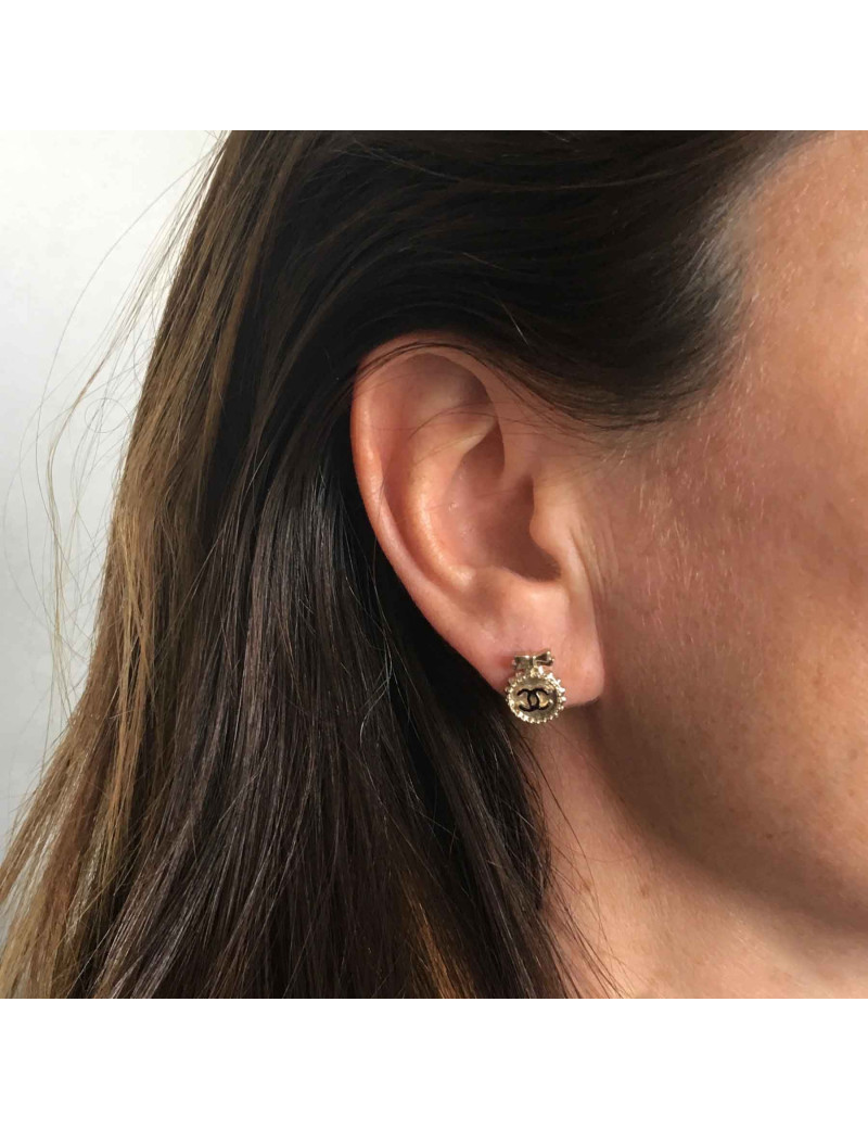 Boucles d'oreilles clous CHANEL en métal doré petit CC noir