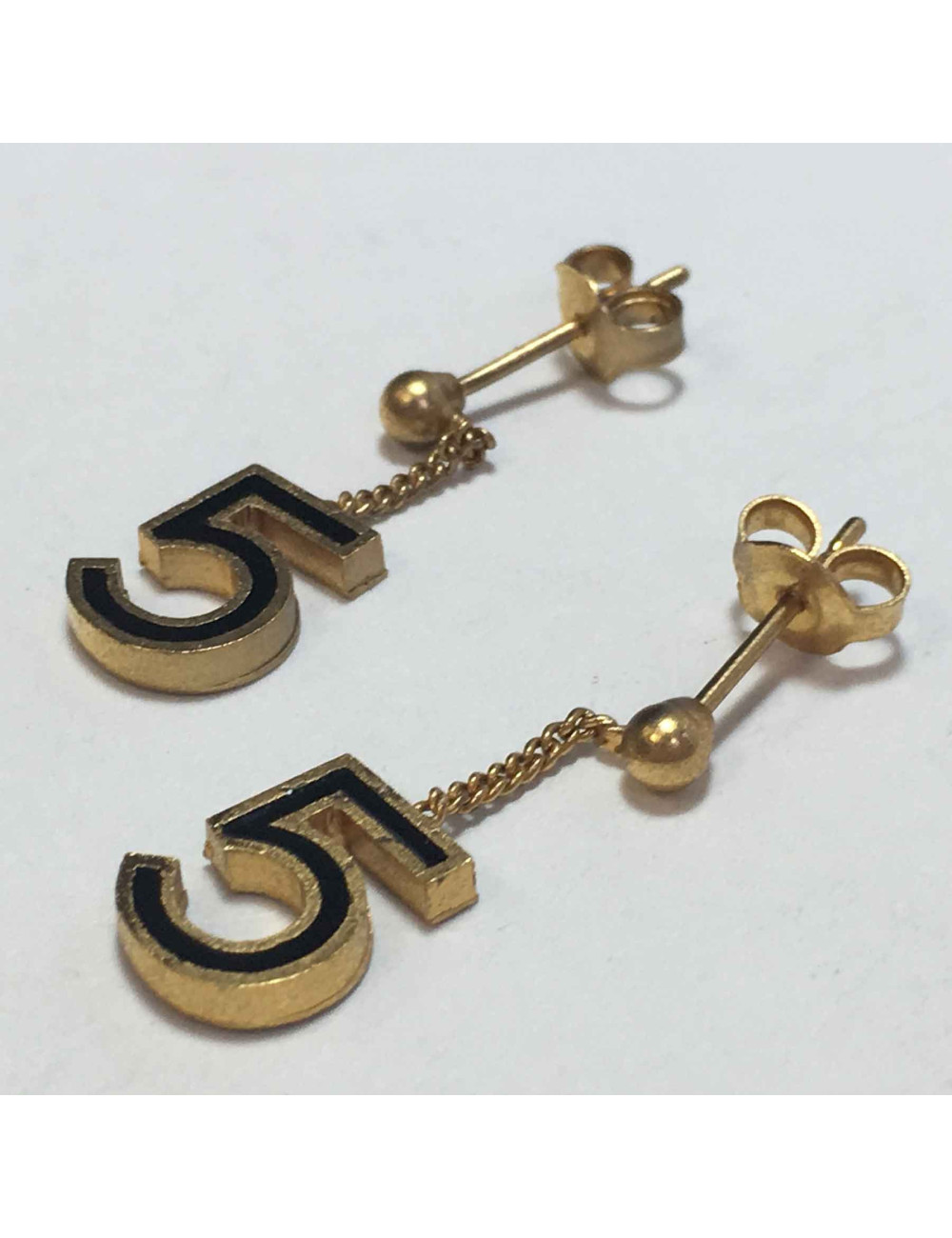 Boucles d'oreille clous CHANEL numéro 5 métal doré et résine noire