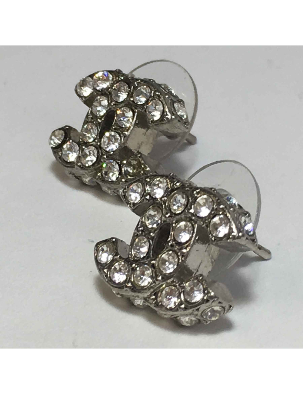 Boucles d'oreilles clous CHANEL CC en métal argenté et strass