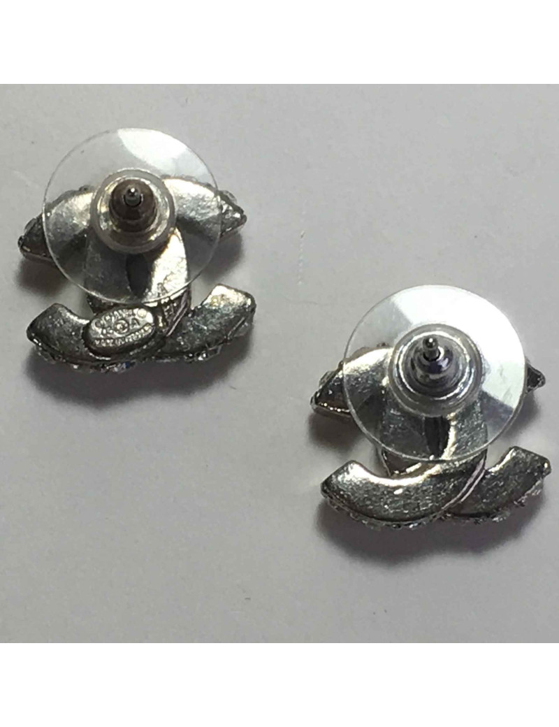 Boucles d'oreilles clous CHANEL CC en métal argenté et strass