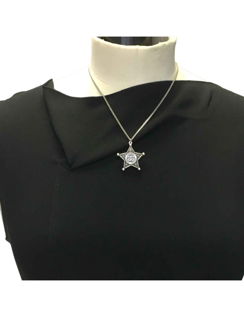 Collier CHANEL pendentif collection Paris Dallas en métal argenté