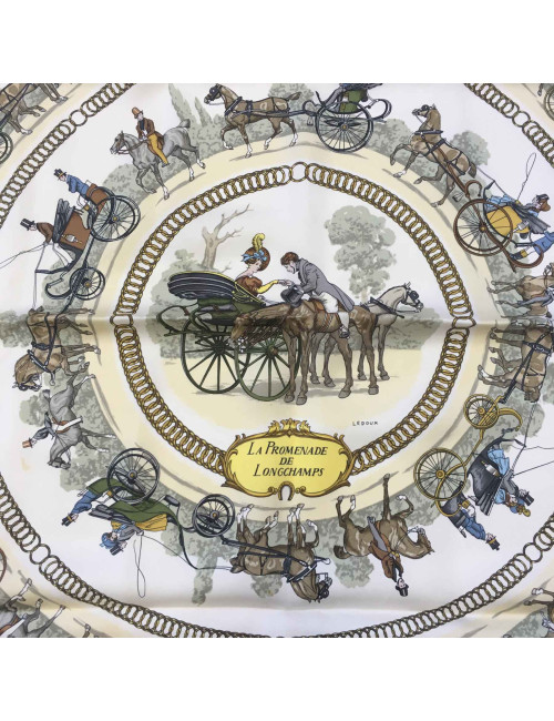 Carré HERMES "La promenade de Longchamps" en soie rose