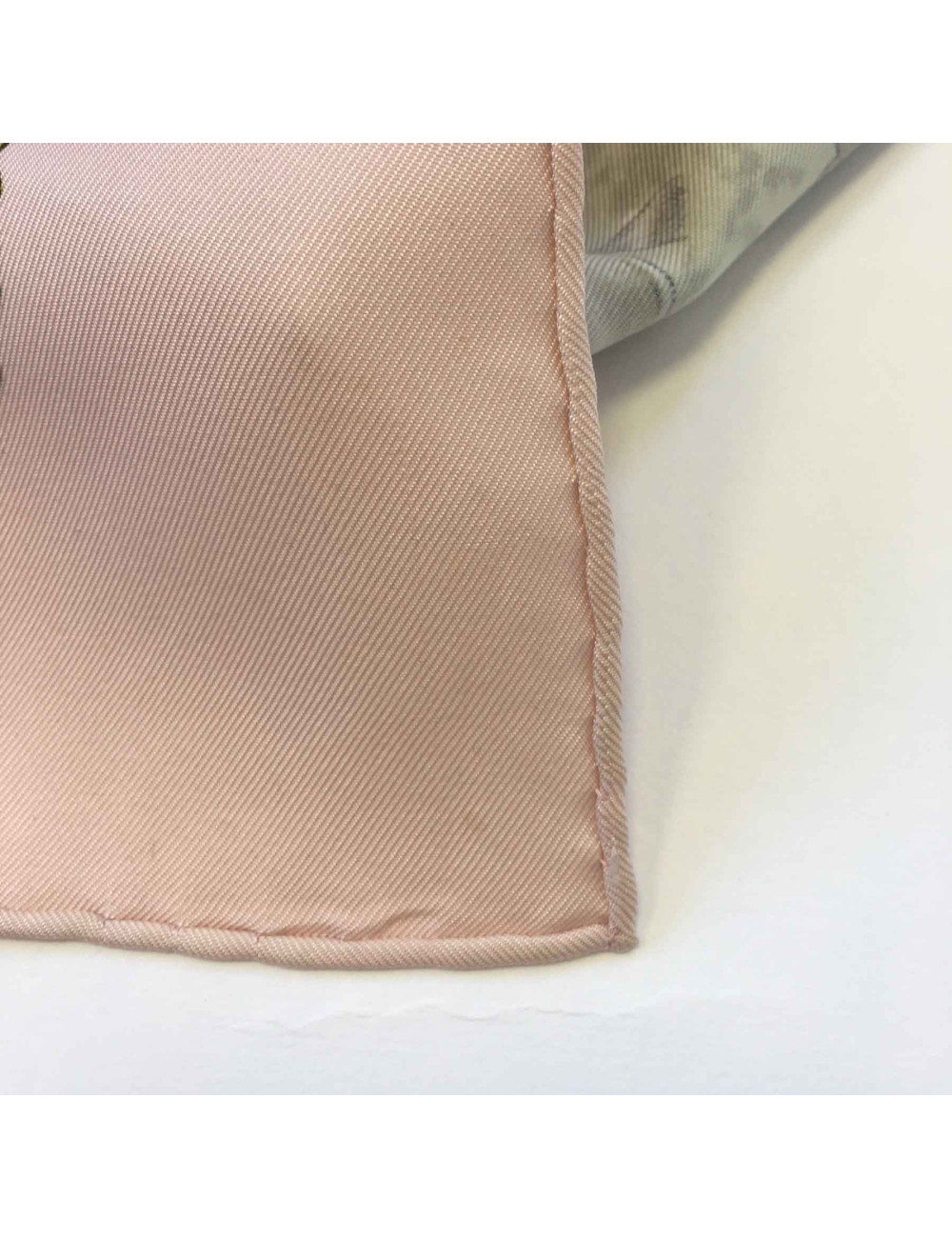 Carré HERMES "La promenade de Longchamps" en soie rose