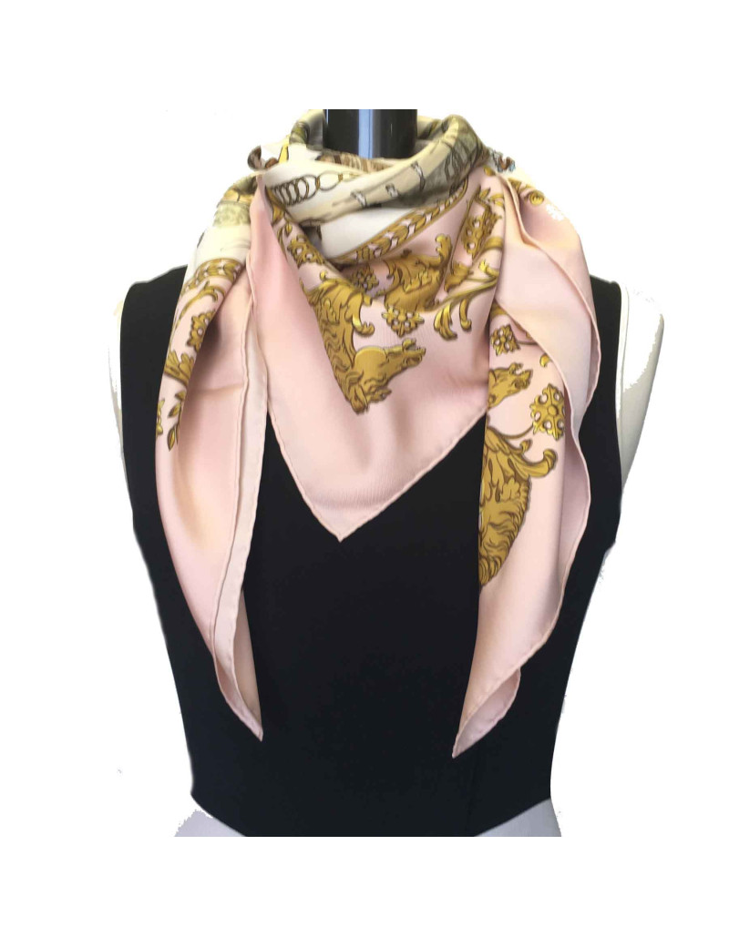 Carré HERMES "La promenade de Longchamps" en soie rose