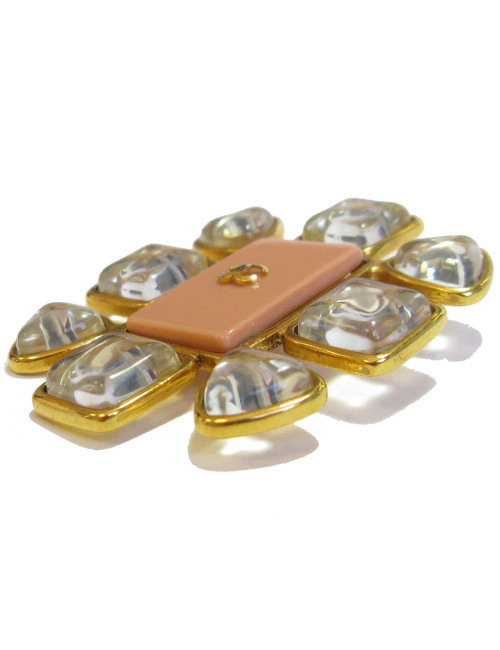 Broche CHANEL en métal doré, pâte de verre transparente et résine saumon