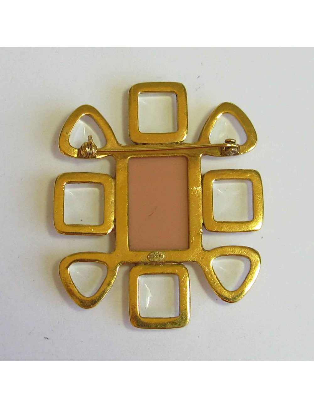 Broche CHANEL en métal doré, pâte de verre transparente et résine saumon