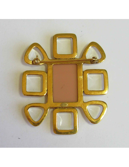 Broche CHANEL en métal doré, pâte de verre transparente et résine saumon