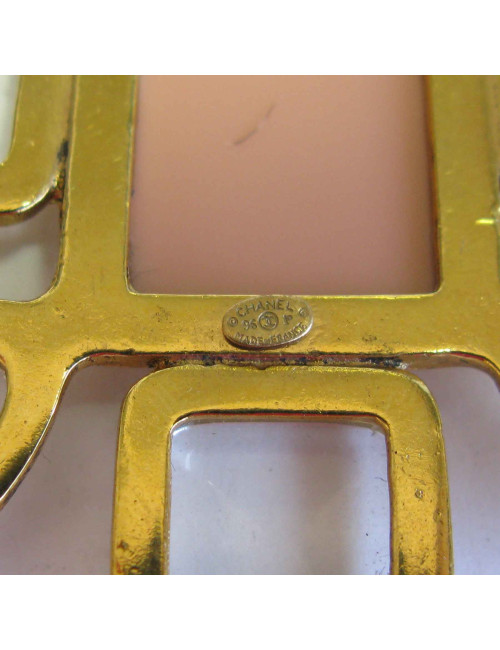 Broche CHANEL en métal doré, pâte de verre transparente et résine saumon
