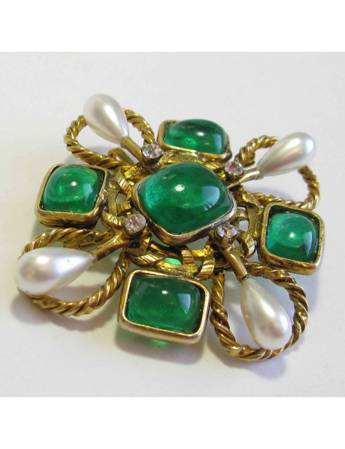 Broche Couture CHANEL vintage en métal doré, pâte de verre émeraude, strass et perles nacrées