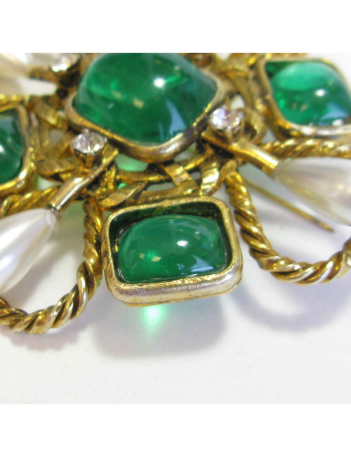 Broche Couture CHANEL vintage en métal doré, pâte de verre émeraude, strass et perles nacrées