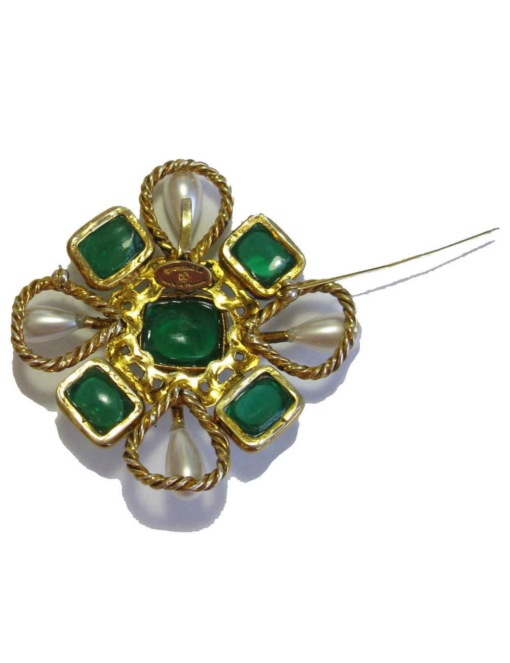 Broche Couture CHANEL vintage en métal doré, pâte de verre émeraude, strass et perles nacrées