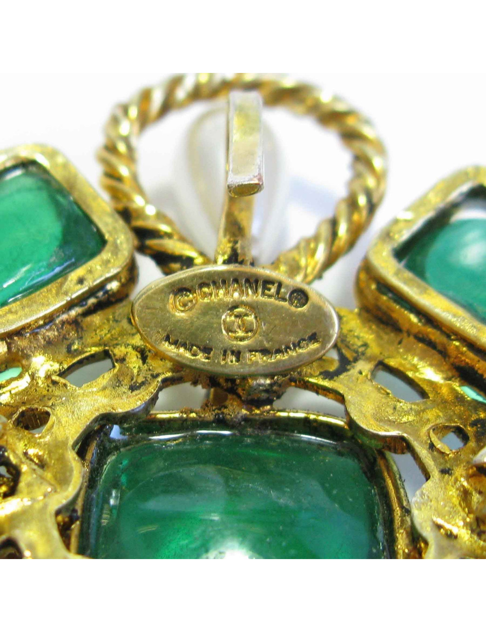 Broche Couture CHANEL vintage en métal doré, pâte de verre émeraude, strass et perles nacrées