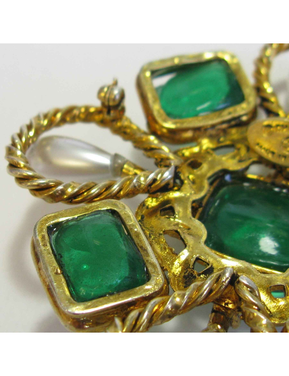 Broche Couture CHANEL vintage en métal doré, pâte de verre émeraude, strass et perles nacrées