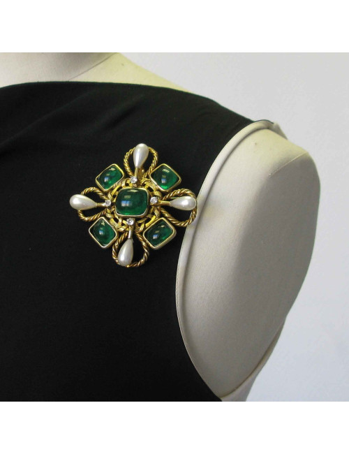 Broche Couture CHANEL vintage en métal doré, pâte de verre émeraude, strass et perles nacrées